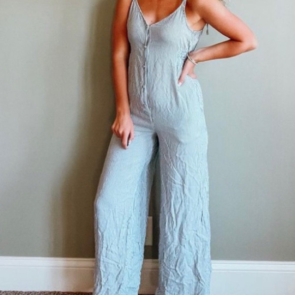 Volcom linen blend striped jumpsuit. Cute tie detail. Size small (4/6).